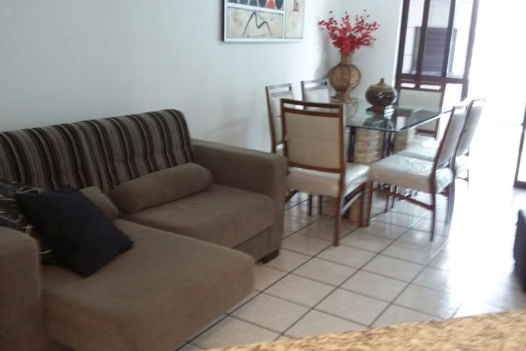Como você pode notar, a bancada que aparece é da cozinha americana. A sala é interligada à cozinha e à saca!