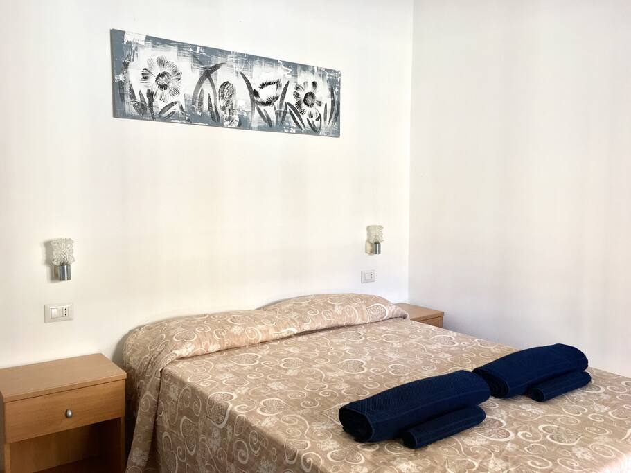 camera da letto tripla con un letto matrimoniale ed un letto singolo (triple bedroom with 1 double bed and 1 single bed)