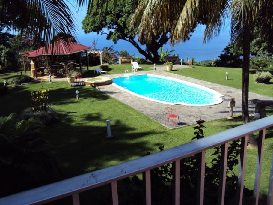 Vue sur le parc - la piscine et la mer depuis l'une des 2 terrasses de Colibri