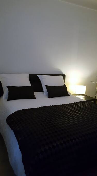 Chambre avec un lit double
