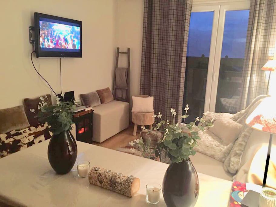 Salón con sofá cama y decoración alpina. TV y wifi.
