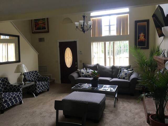 Elegant Loft/ bedroom -Near Airport( full-size  )