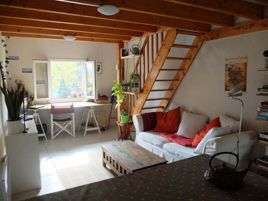 clair et plein sud. idéal pour y travailler ou s'y reposer. Seul ou en famille