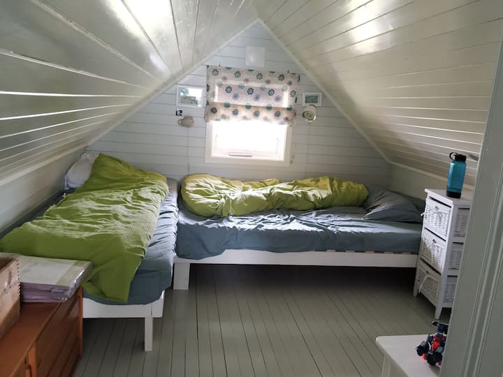 Roshani ya chumba cha kulala iliyo na vitanda viwili vilivyojengwa kwenye sehemu 2+1 (Vitanda vya chumba cha kulala cha roshani 2+1)