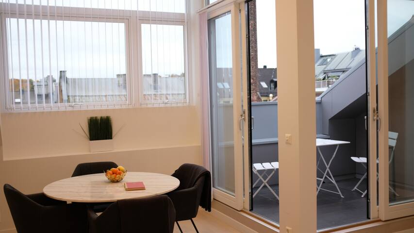 Urban Apartments Top floor/ Two Story Loft apartme gallery image 4