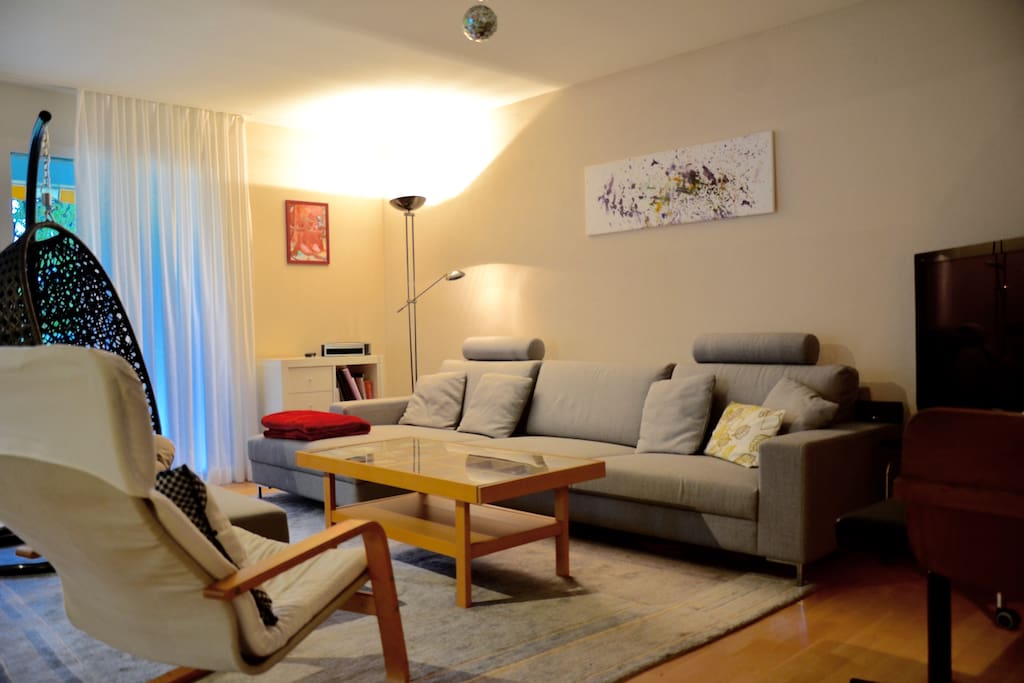 Living room, Satellite TV, Piano