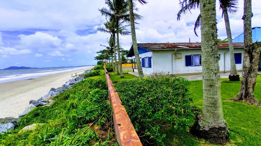 Entire home with 4 bedrooms in Itapoá - Casa para temporada de frente para o mar em Itapoá