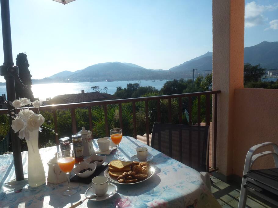 Vue de l'appartement avec belle vue mer