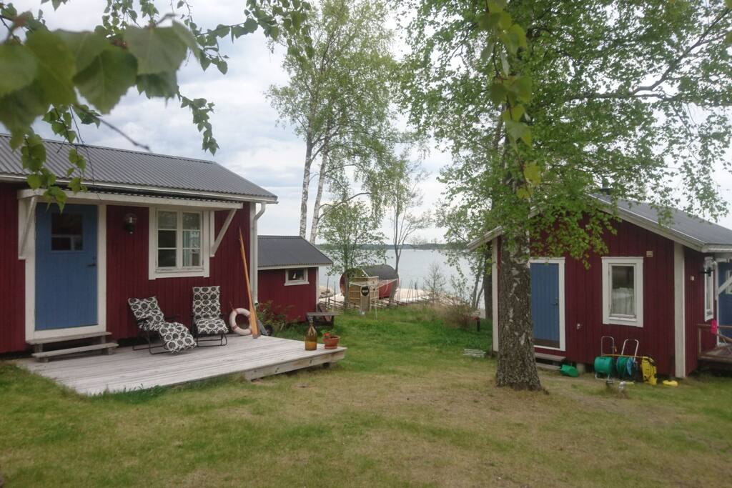 Stugan till vänster med pentry, soffa och sovrum. Sjöstugan med sovrum, badrum och bastu.