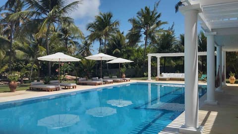 Villa-Mar-a-Villa - Beachfront Luxury Mansion