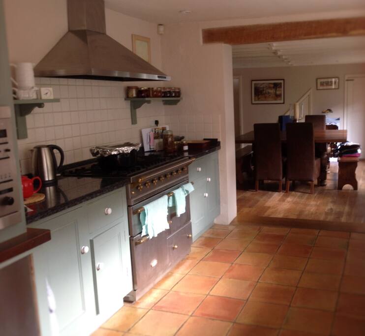 enjoy the space of the kitchen and dinning room, for an early afternoon cup of tea.