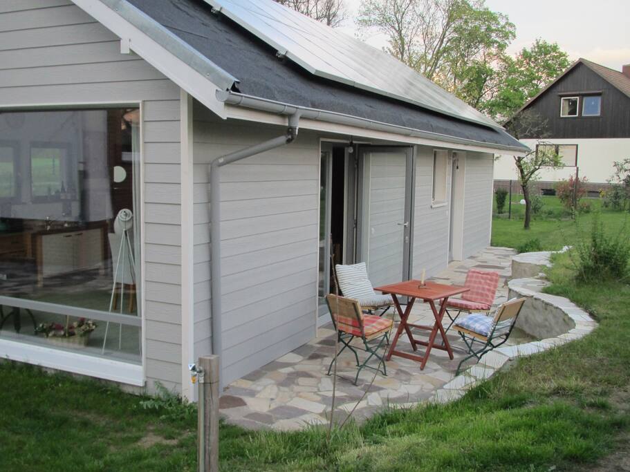 eigene Terrasse mit Blick auf Wiese, Weide mit Pferden, Wald