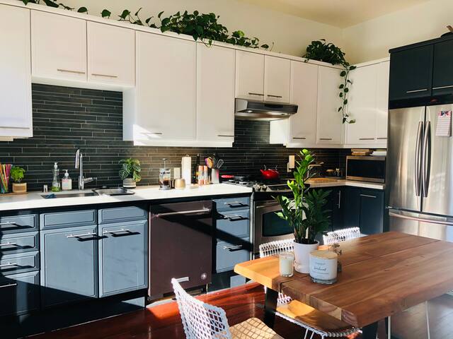 Duboce Triangle Gracious Victorian Flat gallery image 5