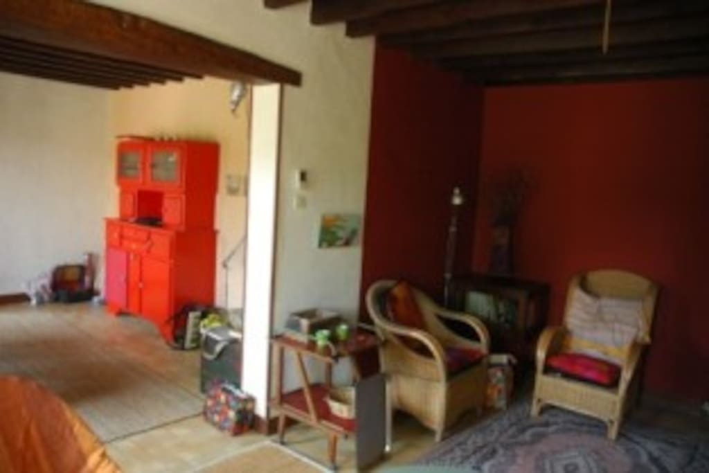 De zitkamer met open haard