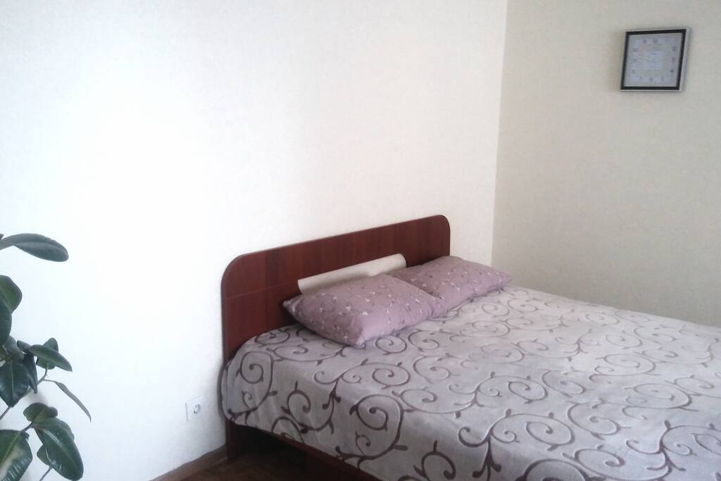 There is a big bed. Bed set is available. Это кровать, спальный комплект тоже входит в комплект (каламбурчик).