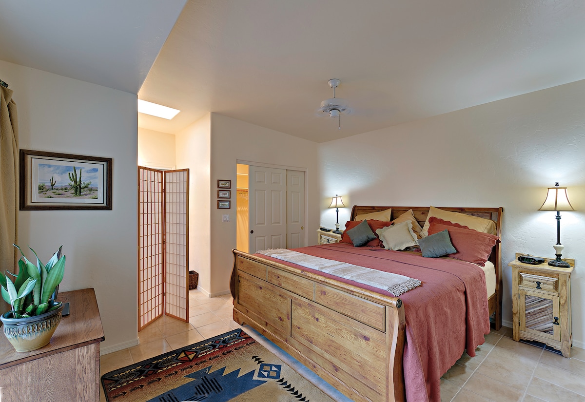 Chambre principale avec lit King Size, TV HD 27'et salle de bain attenante