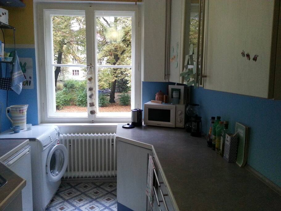 In der Küche sind auf großer Arbeitsplatte+
in geräumigen Schranksystem Wasserkocher, Mikrowelle, Töpfe, Geschirr+Besteck gemeinsam nutzbar platziert.
Waschmaschine+Kühlschrank befinden sich neben einer Spüle.