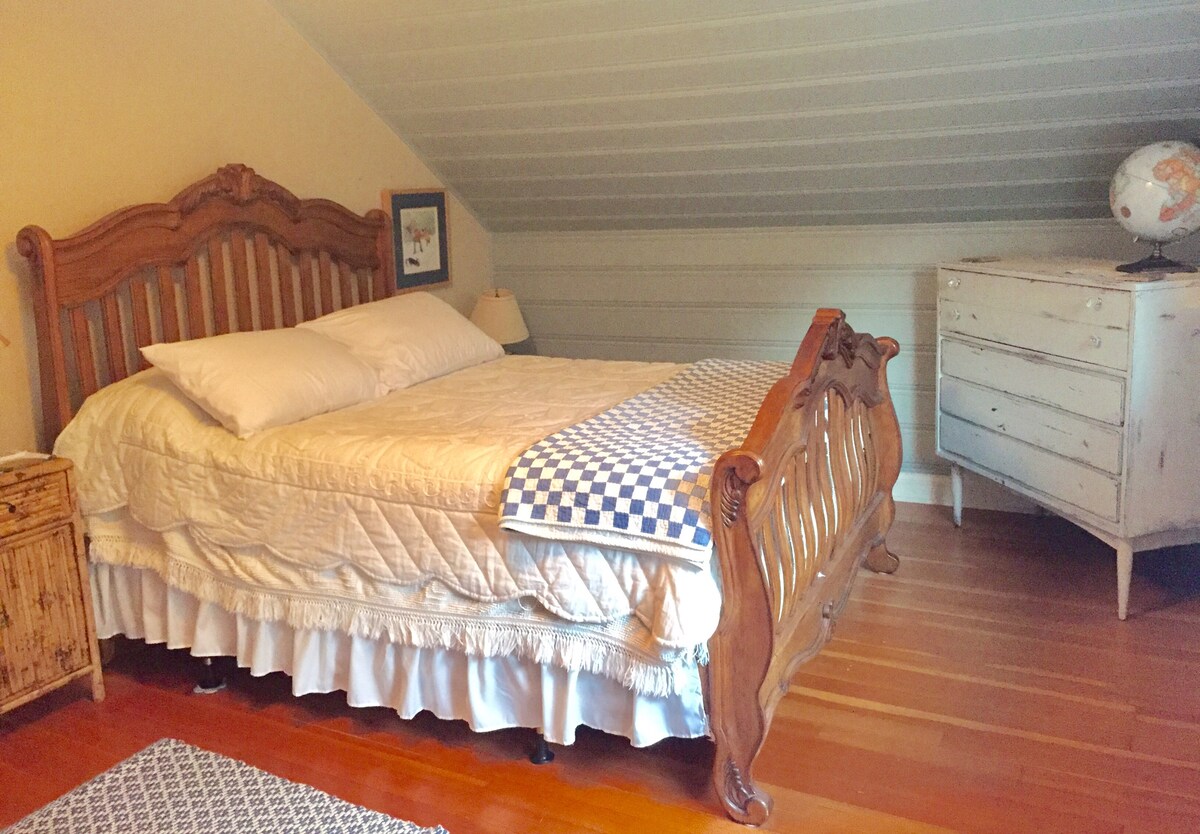 חדר שינה למעלה מס '1: מיטת קווין סייז, מזרן נוח על הכרית, ארון, מאוורר תקרה, המשקיף על עצי ארז גדולים. 