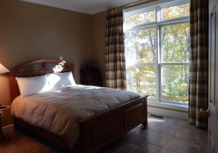 Planta principal: cama tamaño queen + baño privado.