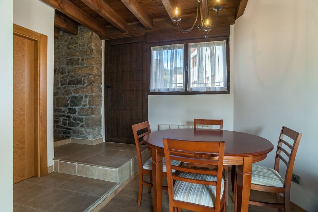 Entrada a la casa. Zona comedor. A la izquierda puerta servicio de la planta.