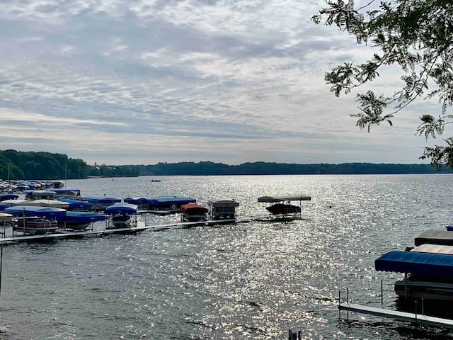 At Whit's Max: Lake+Beach+Indoor Pool+Walk to Town