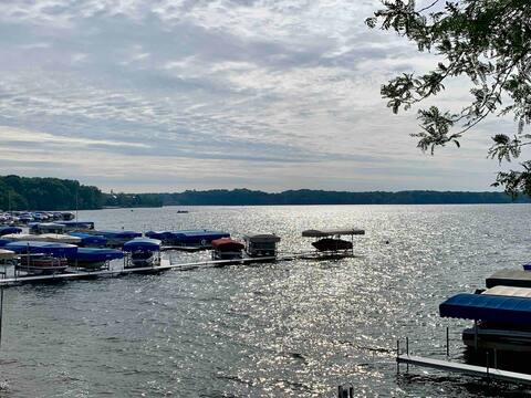 At Whit's Max: Lake+Beach+Indoor Pool+Walk to Town