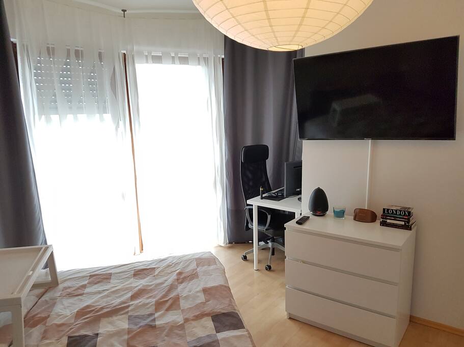 Schlafzimmer 1