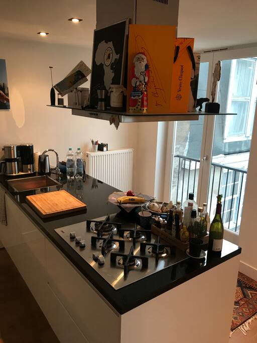 5 gas fields in a modern and luxe kitchen
