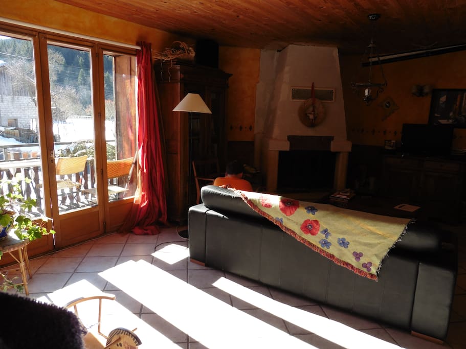 Le salon, avec la cheminée et la porte-fenêtre du balcon.