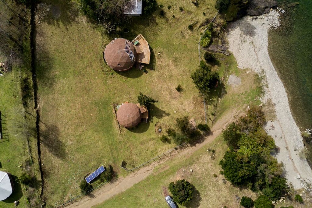 Vista aérea de Domos Antukuyen, se aprecia la playa llamada Fuchawinka (hombre blando en mapudungun)