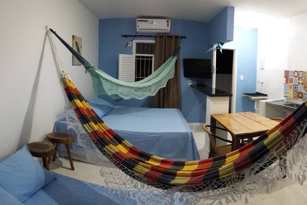 Espaço para 4 pessoas em cama e 2 nas redes