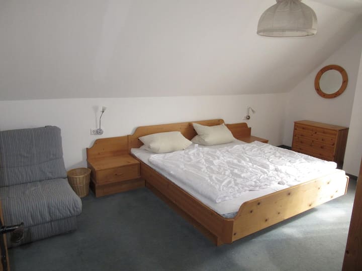 חדר שינה שני בקומה העליונה עם מיטה זוגית ופי 1 ספה נפתחת (משמאל לשליפה) ...