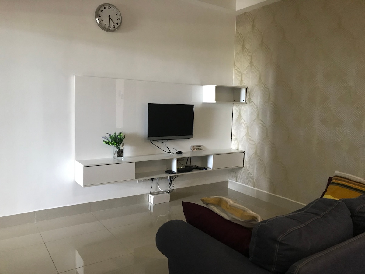 أريكة مريحة وتلفزيون مع صندوق تلفزيون.. أيضًا واي فاي عالي السرعة..