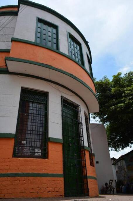 Fachada de la casa donde queda el hostal