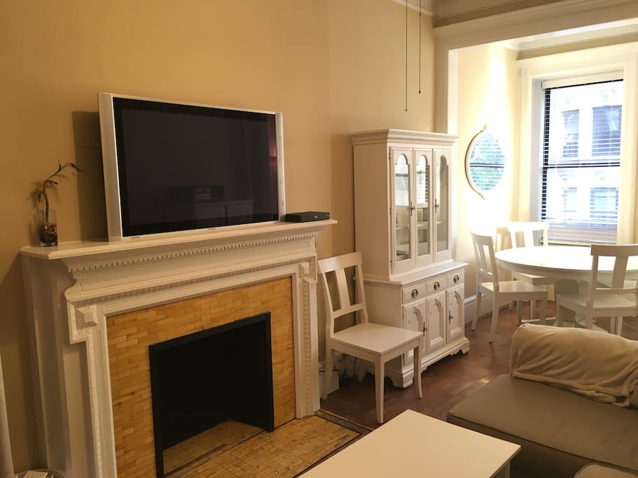 Great Entertainment Place with lovely dining alcove !