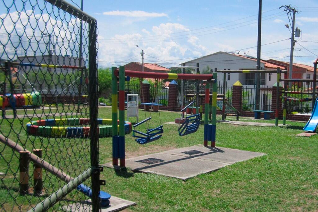 Zona verde de juegos para niños.