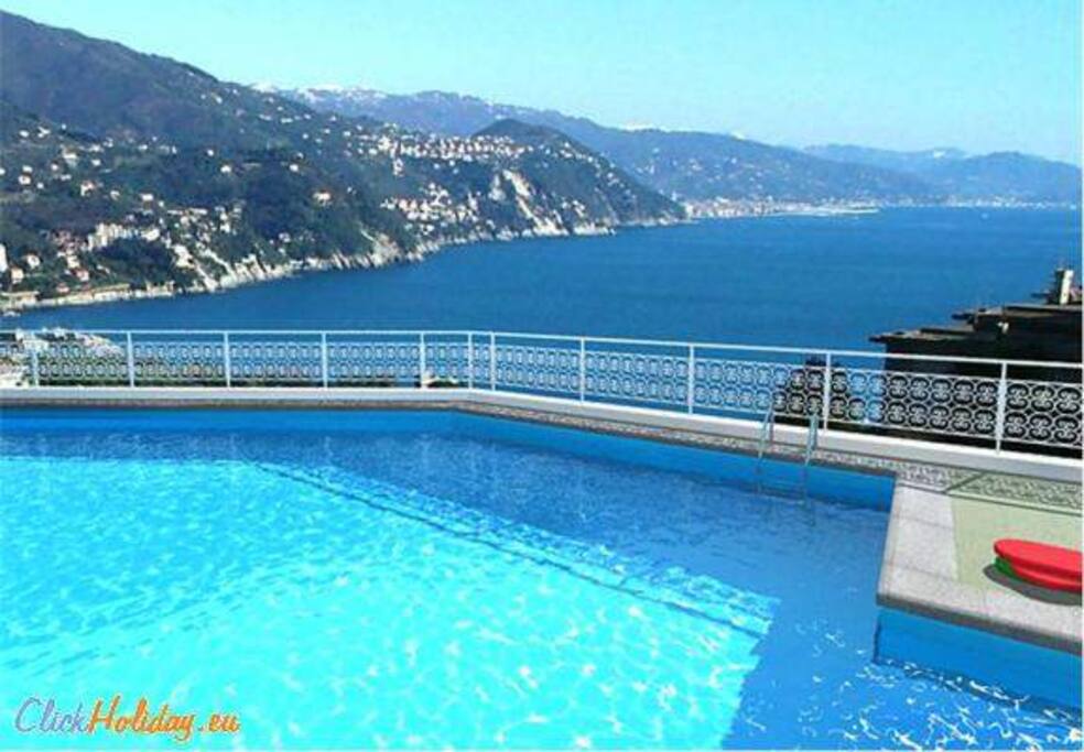 La Piscina del Residence e il panorama sul mare