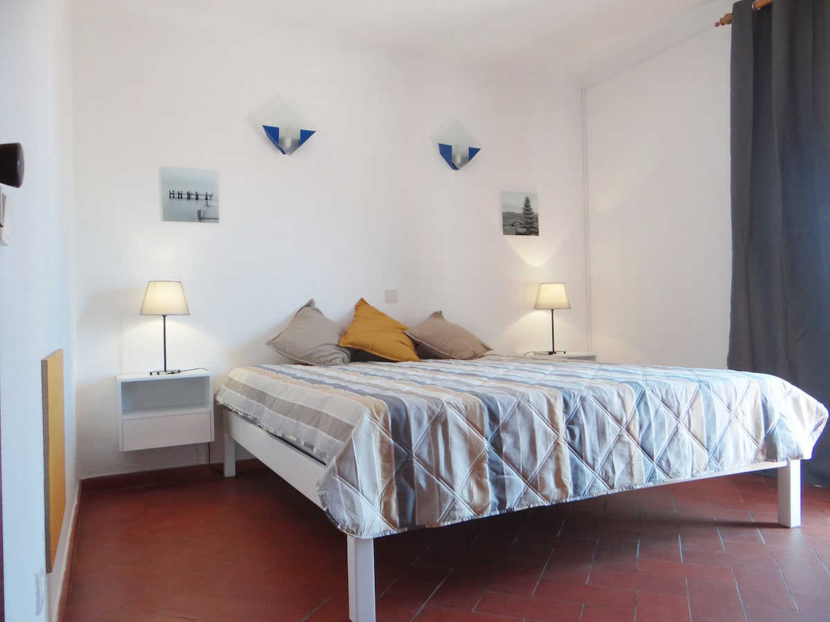 Quarto ( cama casal ) Легло тип Кинг 180x200 | Спалня ( двойно легло ) Легло тип Кинг 180x200