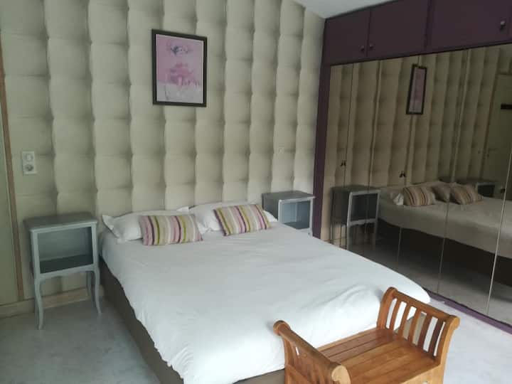 غرفة نوم على الجانب الجنوبي الشرقي والجنوبي الغربي، مشرقة للغاية.
سرير كبير واحد في 140