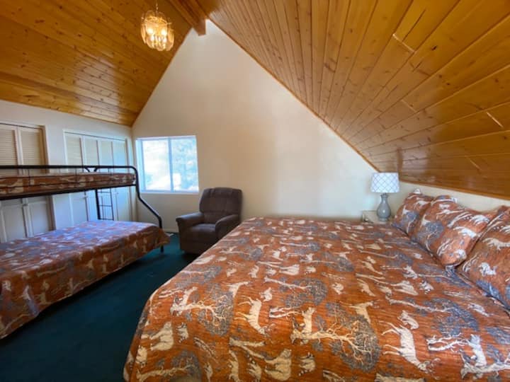 غرفة النوم رقم 1 - حجم كبير في الطابق العلوي