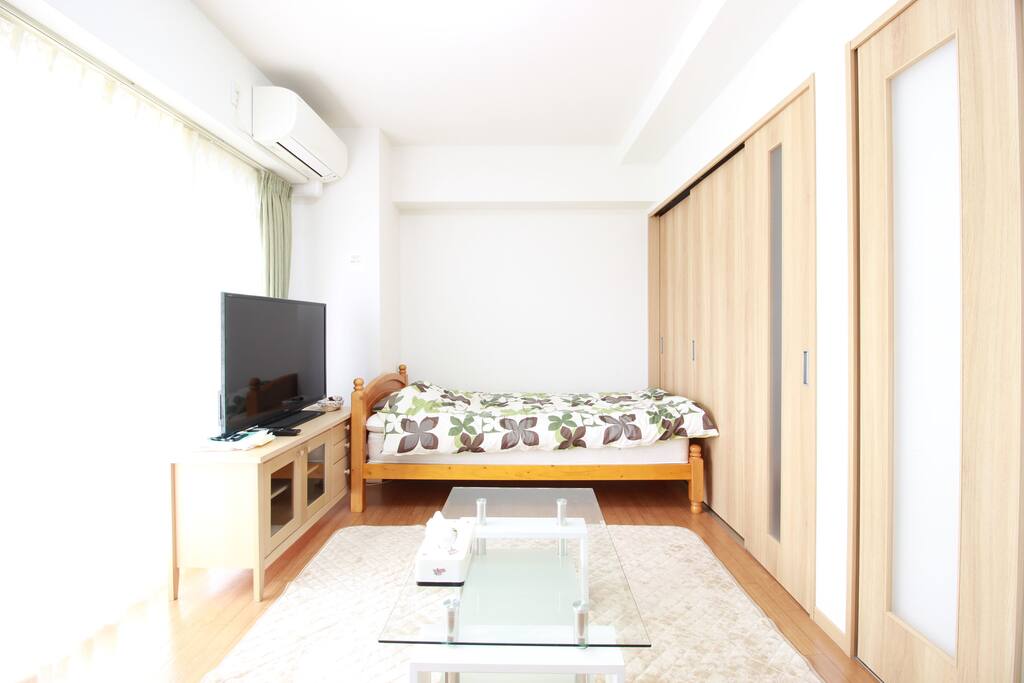 【Living room】A single bed, a tv and a table