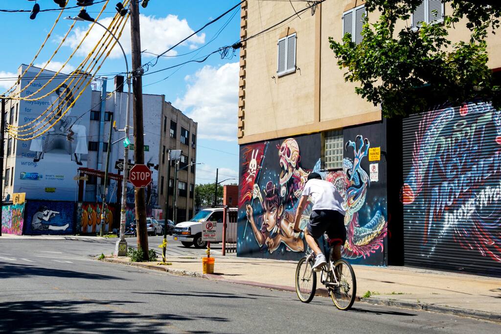 Bustling neighbourhood. Art, restaurant, bars, all right at your doorstep.