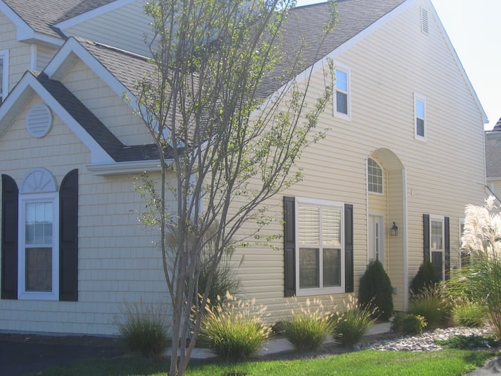 spacious-spectacular-friendly-great-rates-pool-houses-for-rent-in