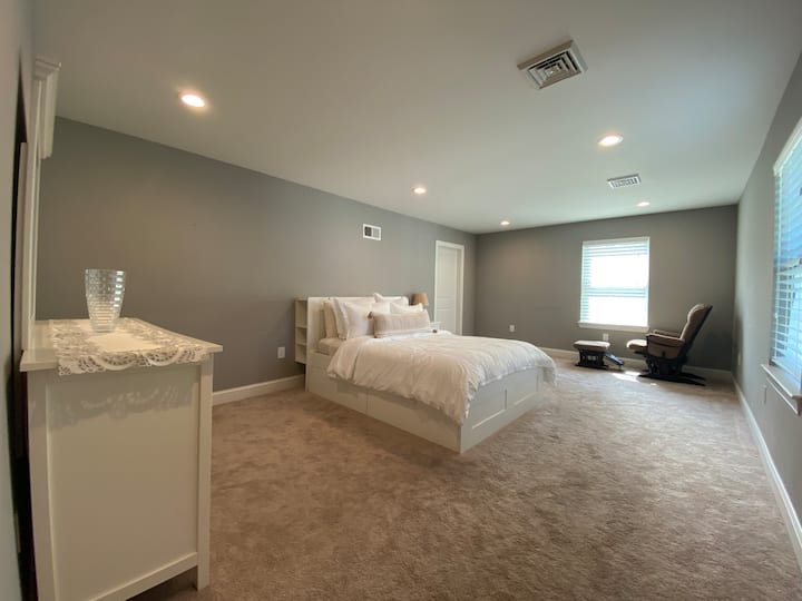 Главната спална соба нуди удобно место за одмор со удобен брачен кревет, совршен за релаксација и мирен ноќен сон.