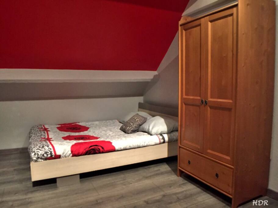 Lit double avec grande armoire