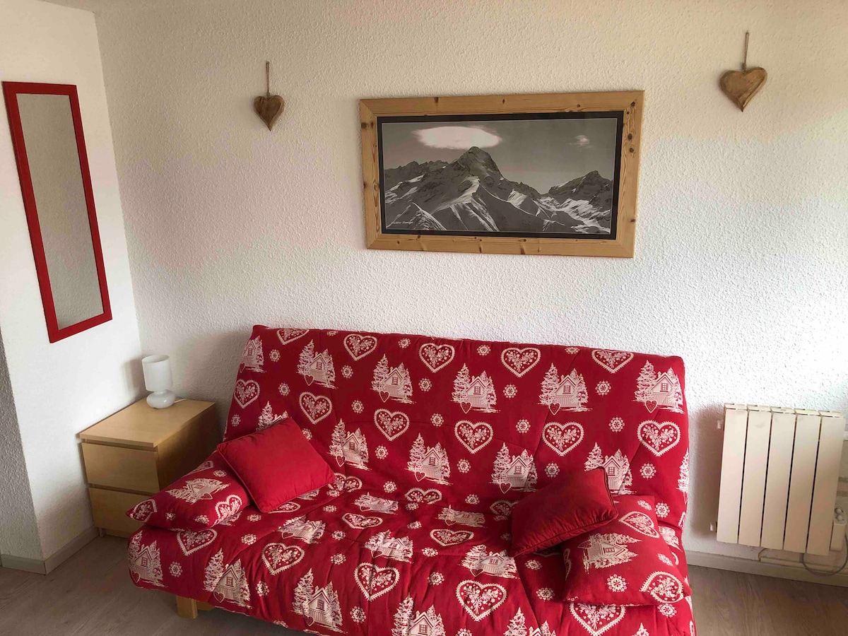 ห้องนั่งเล่นและพื้นที่นอน 