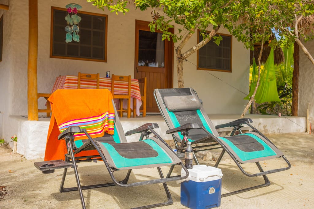 Disfruta de los camastros y hielera incluidos en la casa, ya sea en la terraza exterior de la casa o en la playa privada