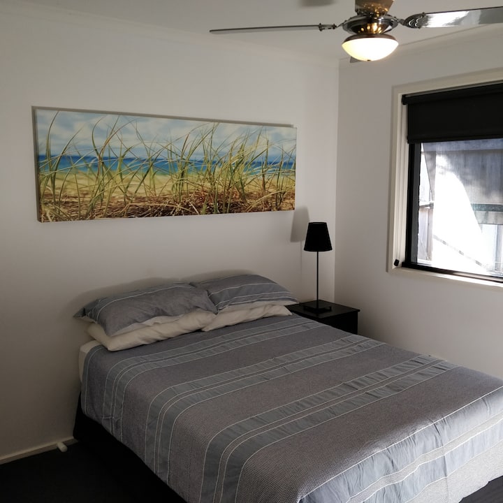 Druhá spálňa. Kryt Doona sa môže zmeniť. Dvojlôžko so šatníkom