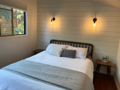 Creekside Guest Studio with Patio