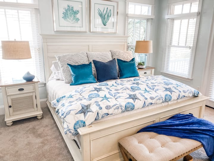 Основната спалня разполага с двойно легло king size, самостоятелен балкон и самостоятелна баня.